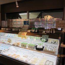 店内の商品（豆腐他）