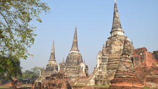 圧巻の三基の仏塔