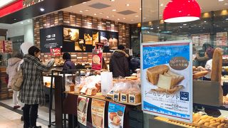 やっぱりチーズバゲットは絶品!　横須賀海軍カレーパンが売り切れてて残念!