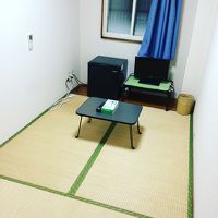部屋は三畳ですが、テレビと冷蔵庫は客室内にあり