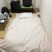 布団を敷くとこんな感じ(部屋は選べないのが普通)