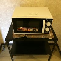 温め用の電子レンジは廊下にあります