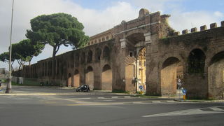 サン・ジョバンニ・イン・ラテラノ大聖堂近くの中世の門