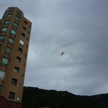 パラグライダーが一つ飛んでいました