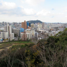 本壇からの眺め…向こうの城山に松山城