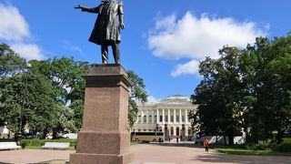 芸術広場と呼ばれるがその名のとおりだった。