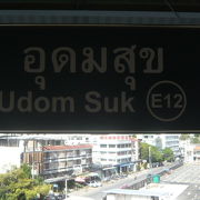 ＢＴＳウドムスック駅の名称は、タイ海軍の創設に貢献したウドムスック殿下に因んでいるのでしょうか。