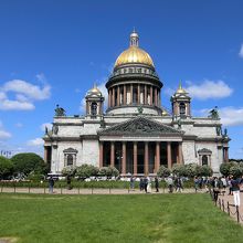 聖堂の手前がイサク広場