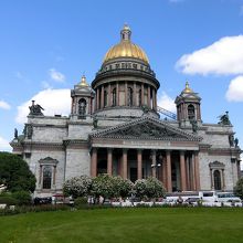 芝生部分がイサク広場