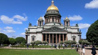 イサク聖堂前の芝生公園