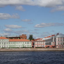 ネヴァ川沿いのサンクトペテルブルク大学12棟の学院館