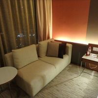 窓際にソファとテーブル