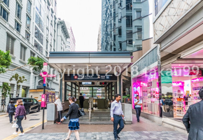 ペニンシュラホテルの真裏に面しています。