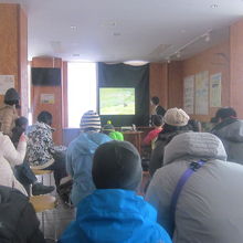 エゾヒグマの生態解説は隣のエゾシカ・オオカミ舎で行われました