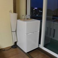 部屋には、大きめの冷蔵庫もあります。