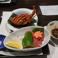 夕食のお肉と伊勢エビです。とっても美味しい！