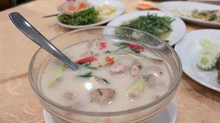 中華系タイ料理の幅広いメニュー。飲茶は昼だけ。ガイヤーンは・・・。