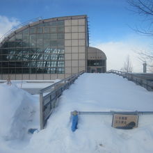 ２F通路は冬季閉鎖となりますのでご注意を…。