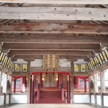 お賽銭を入れて参拝