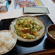 おばちゃんがフライパンを振る食堂