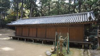 護法堂と向かい合う