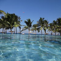 プールが大きくてのんびり海を眺めて過ごせます