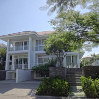 中央で２つに分けられた宿泊棟