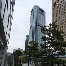 デッキから見た汐留メディアタワー