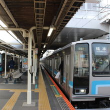 海老名駅のホーム　小田急線の乗り換え駅