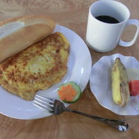 選べる朝食（トマトとチキンのオムレツ）