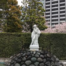 公園の各所にある白い彫像