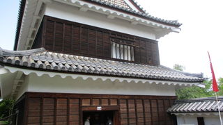 門の右側に建つ櫓