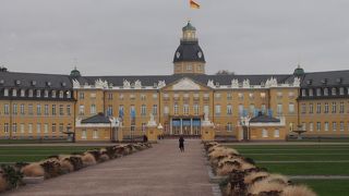 美しい均整のとれた建物