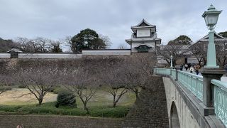 天守閣はないが石垣や門は見どころ