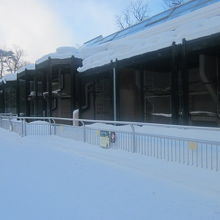 夏は賑やかな屋外も、冬はこんな状態…。