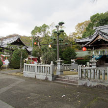 境内手前は「中嶋神社」、奥が「湯神社」です