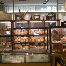 食品売り場の正面は、パン屋さんです。ﾊﾟﾝの香りが嬉しいです