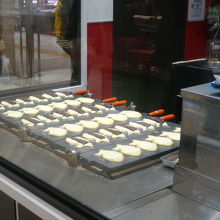 女性利用客が並んで買い求めていたタイ焼きです。美味しいとの噂