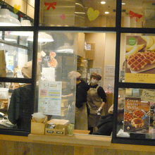 女性の買い物客に人気の商品です。従業員も女性ばかりです。