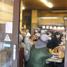 いつも混み合っているいづみや本店の様子です。客が多いです。