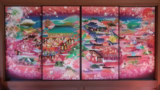 鮮やかピンクの襖絵