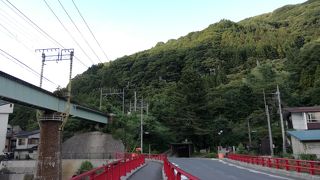 湯檜曽駅上りホームから、ループ線を見ることができます