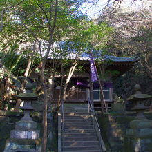 慈雲寺の南東に有る白浜毘沙門天