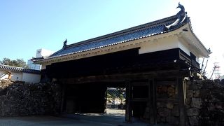 堂々たる構えの門。