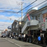 「小田原おさかなセンター」は青果店・鮮魚店・土産物店・飲食店等が集まった、一般者向けの市場の様な場所です