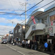 青果店・鮮魚店・土産物店・飲食店等が集まった施設