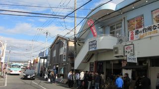 「小田原おさかなセンター」は青果店・鮮魚店・土産物店・飲食店等が集まった、一般者向けの市場の様な場所です