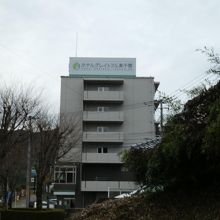 同じ建物にコンビニがあります