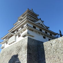 唐津城天守閣です。青い秋空に映え、輝いています。