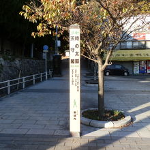 地下通路を出ると「天守閣・時の太鼓」の道標がありました。